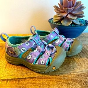 COPY - Keen Toddler size 6 closed-toed waterproof sandals. Velcro closure.